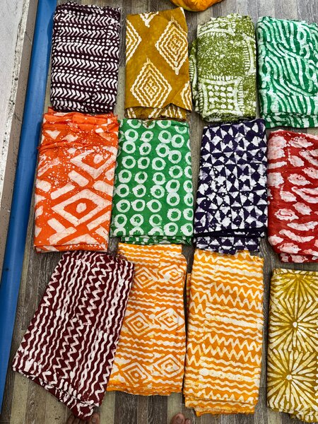 Étoffes colorées en batik