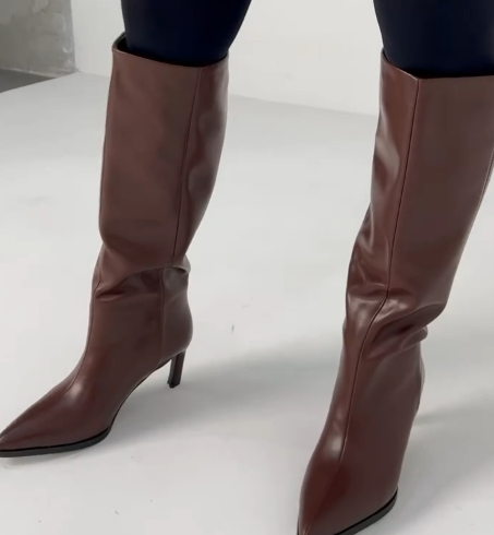 Женские сапоги Zara – элегантный и универсальный вариант на зимний сезон. Модель выполнена из высококачественного материала с минималистичным дизайном, который идеально вписывается как в повседневные, так и в более формальные образы.😍🔥