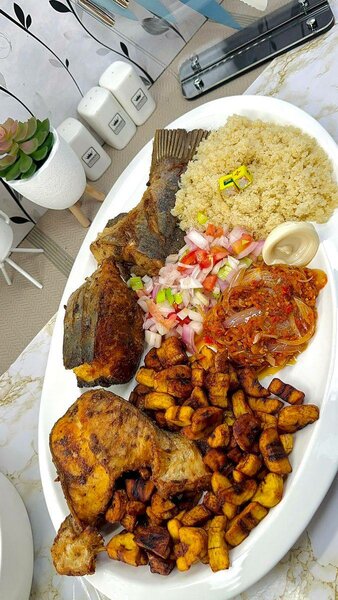 Délices de Poulet Grillé et Poisson Frit