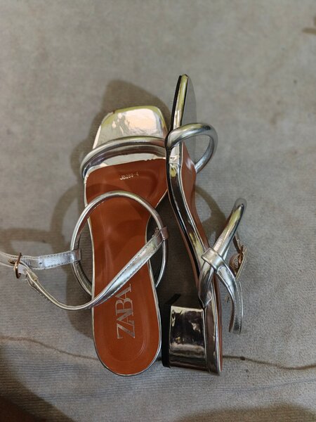 Sandales argentées élégantes