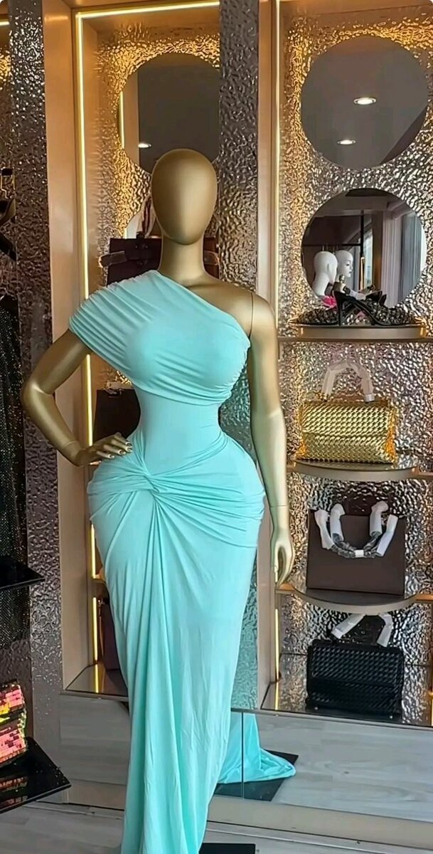 Robe Élégante Asymétrique