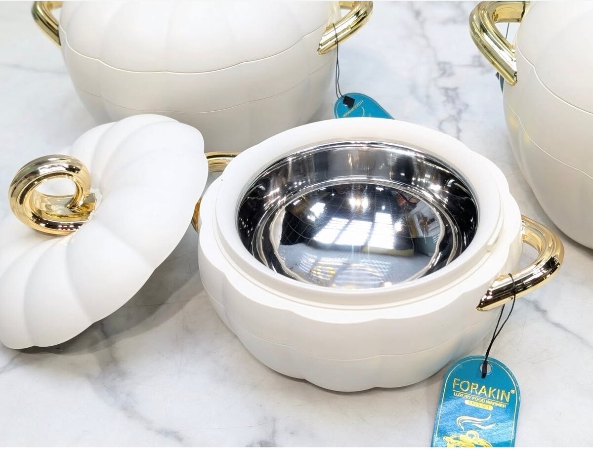 Service à soupe isolé doré