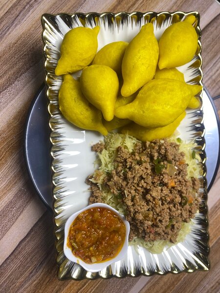 Plat de bananes plantain et œufs