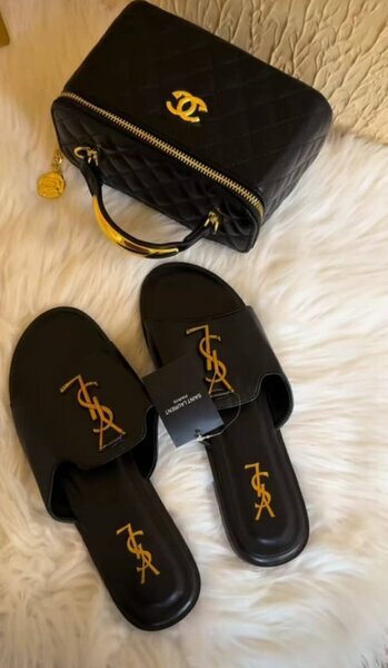 Sandales noires logo doré