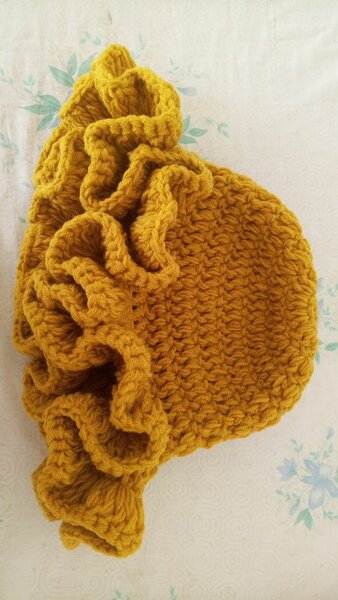 Chapeau en tricot ocre élégant
