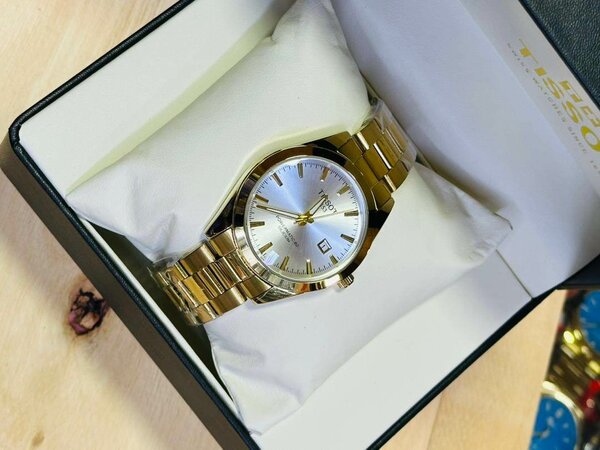 Montre dorée élégante