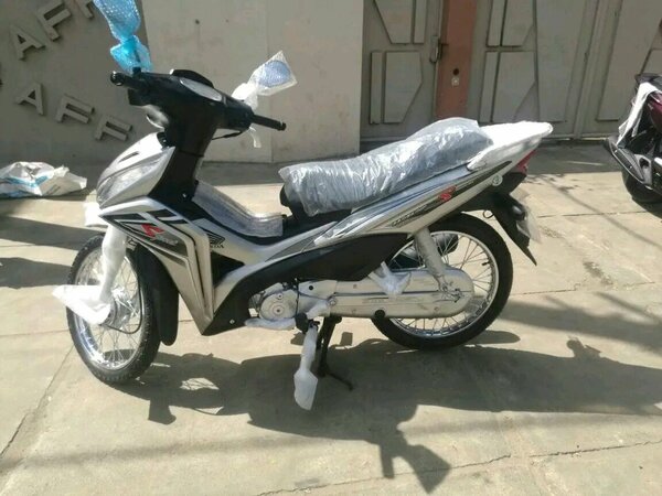 Moto Honda élégante argent