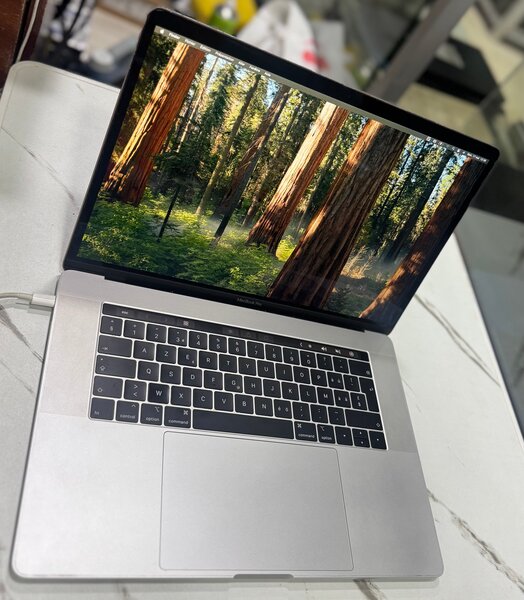MacBook Pro retina i7 2019