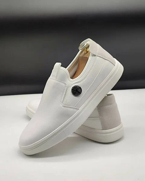 Des slip-ons blancs