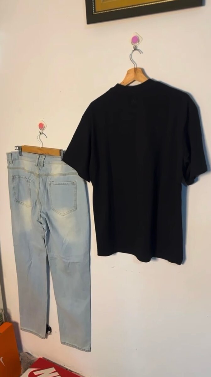 T-shirt noir avec cœur rouge et jeans déchirés