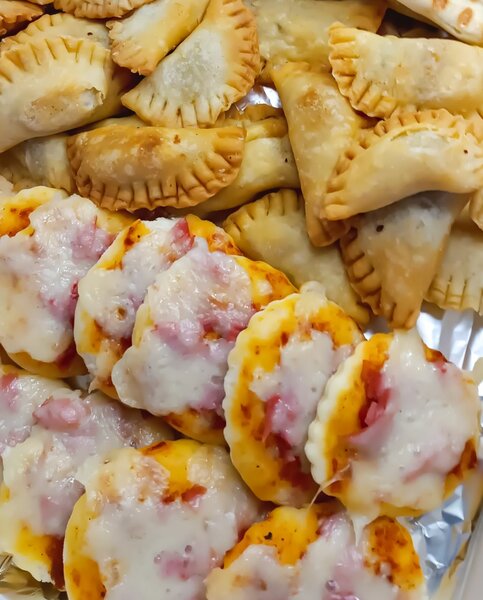 10 mini pizza + 10 pastels