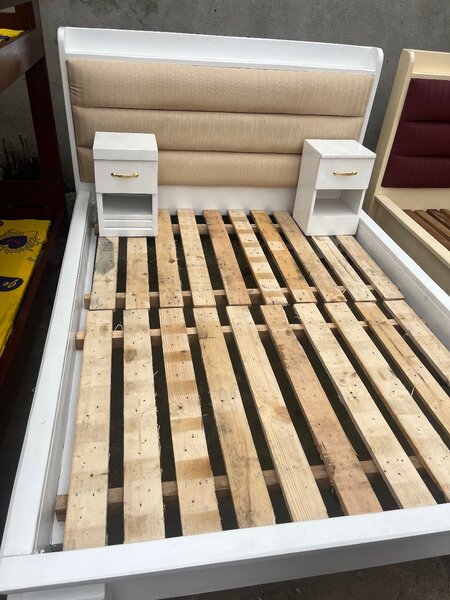 Lit double avec chevets intégrés