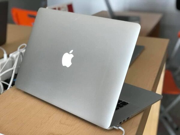 MACBOOK PRO RETINA ANNÉE 2015 CORE i7 QUASI NEUF