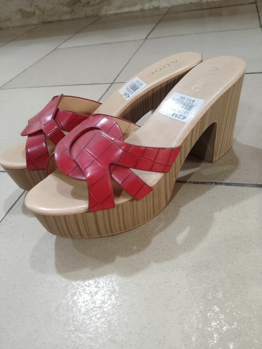 Sandales à talons rouges tressés