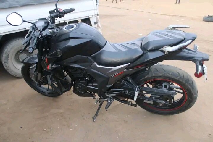 Moto Sport Noir Puissant
