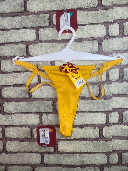 String sexy en dentelle pour femmes