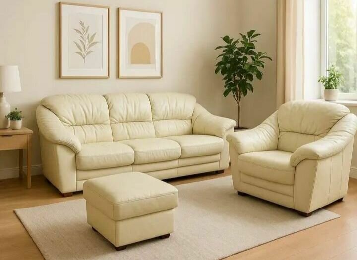 Canapé et fauteuils en cuir crème