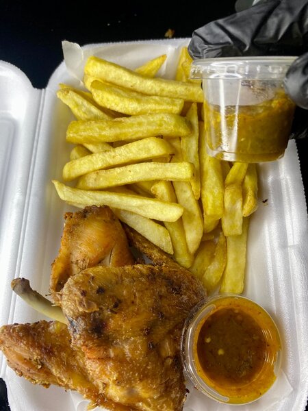 Poulet rôti avec frites et sauce