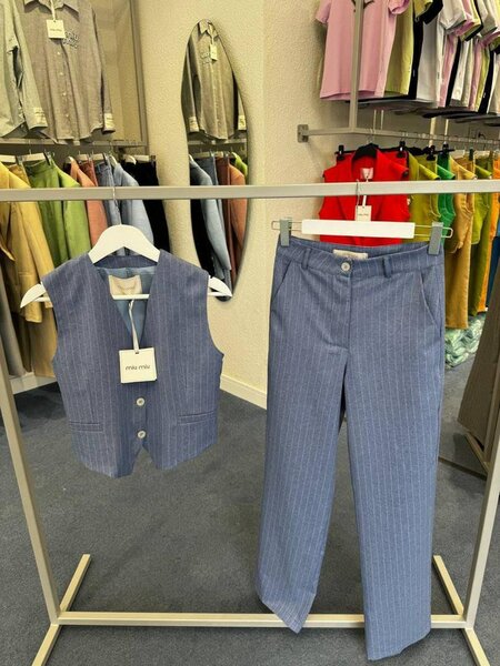 Costume bleu à rayures élégantes