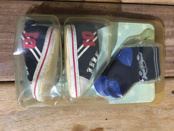 Lot Chaussures et Chaussettes Bébé