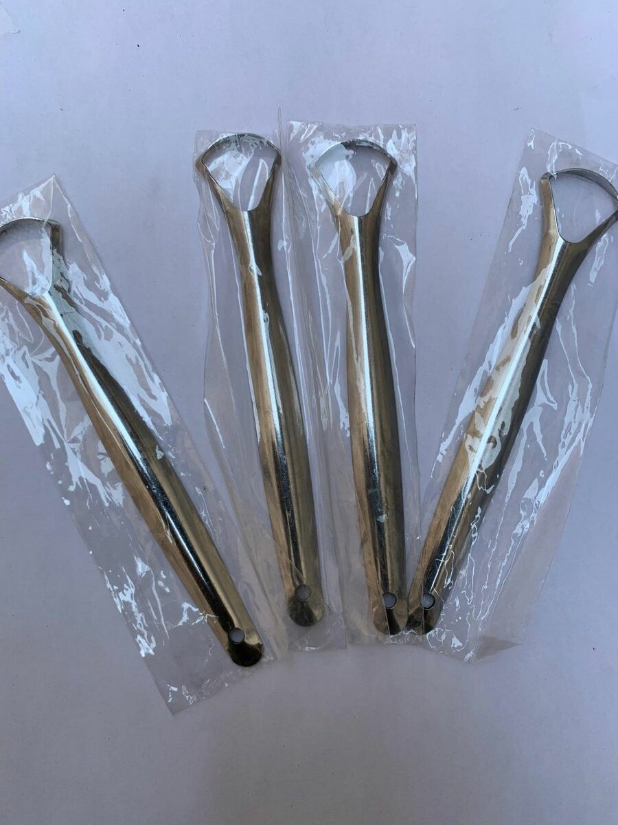 TONGUE SCRAPER
