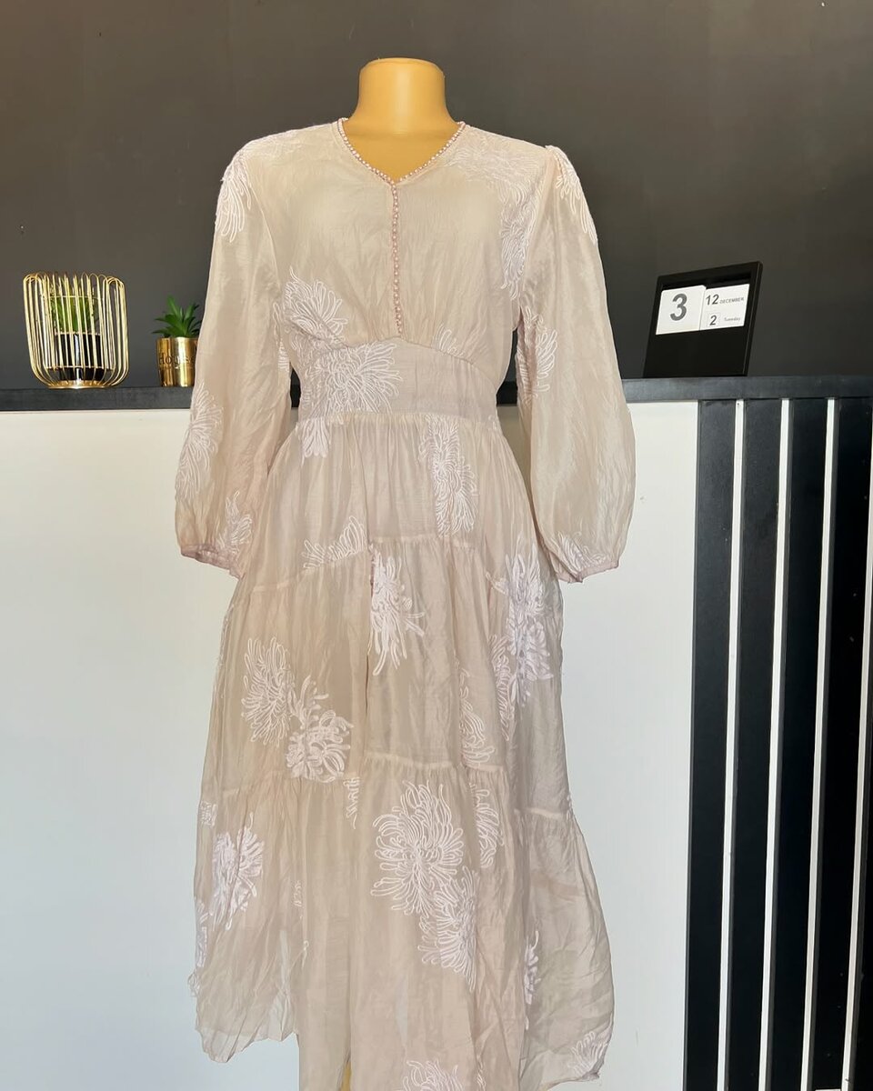 women's beautiful dress Medium-Size 8/10