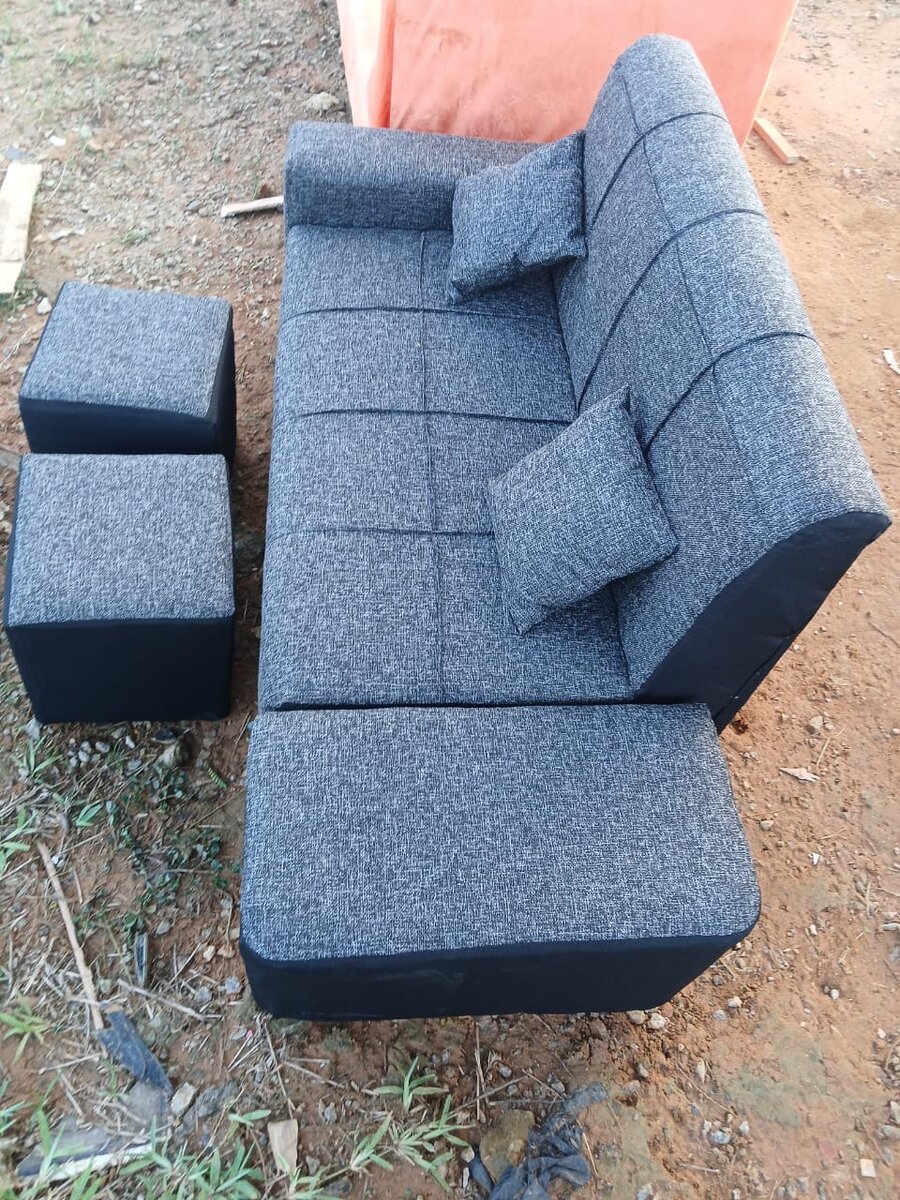 Canapé en tissu avec poufs
