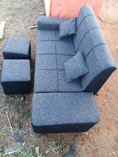 Canapé en tissu avec poufs