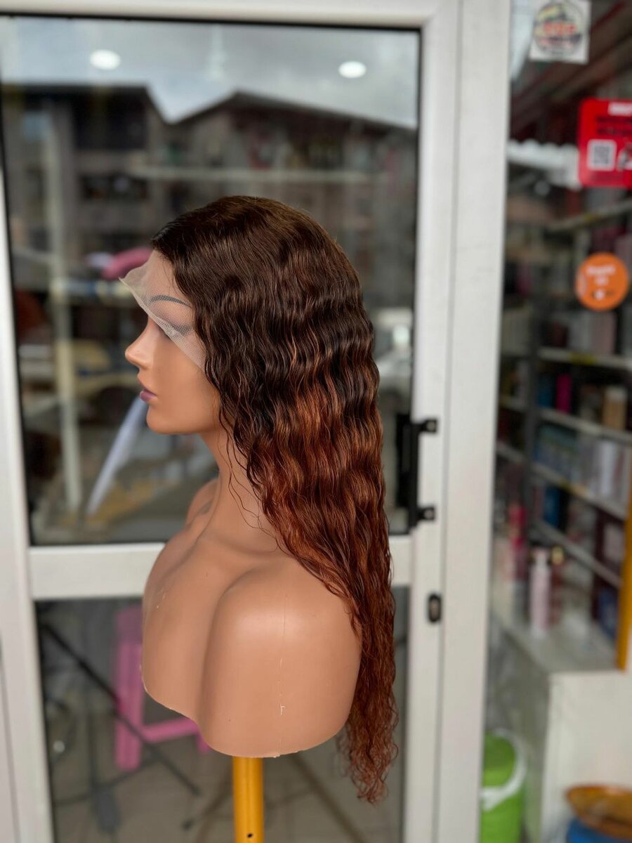 Perruque ondulée dentelle