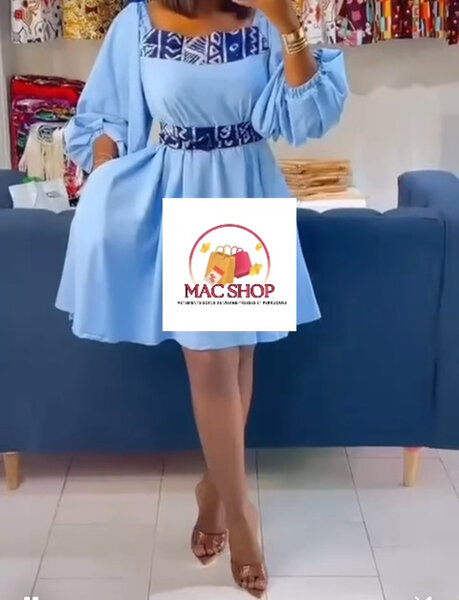 Robe courte bleu avec broderie