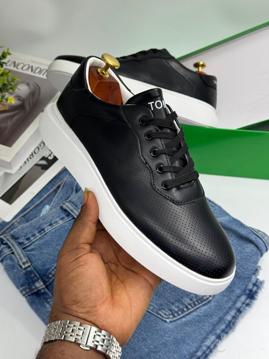 TOMMY HILFIGER BLACK AND WHITE