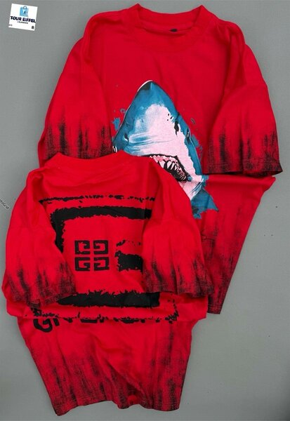 T-shirt rouge requin