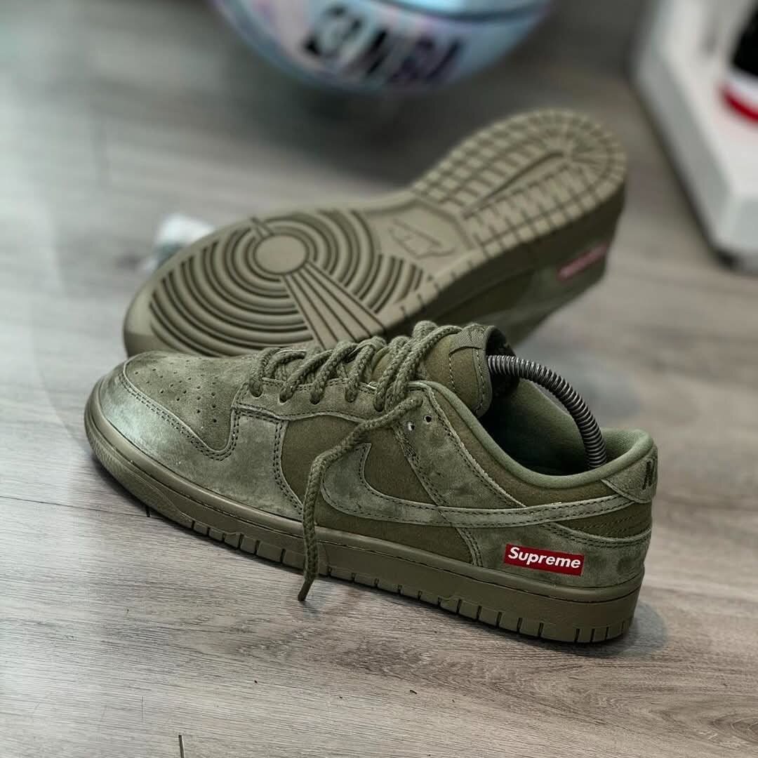 Dunk Low x Suprême