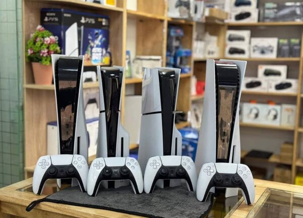 Console de jeu avec manettes