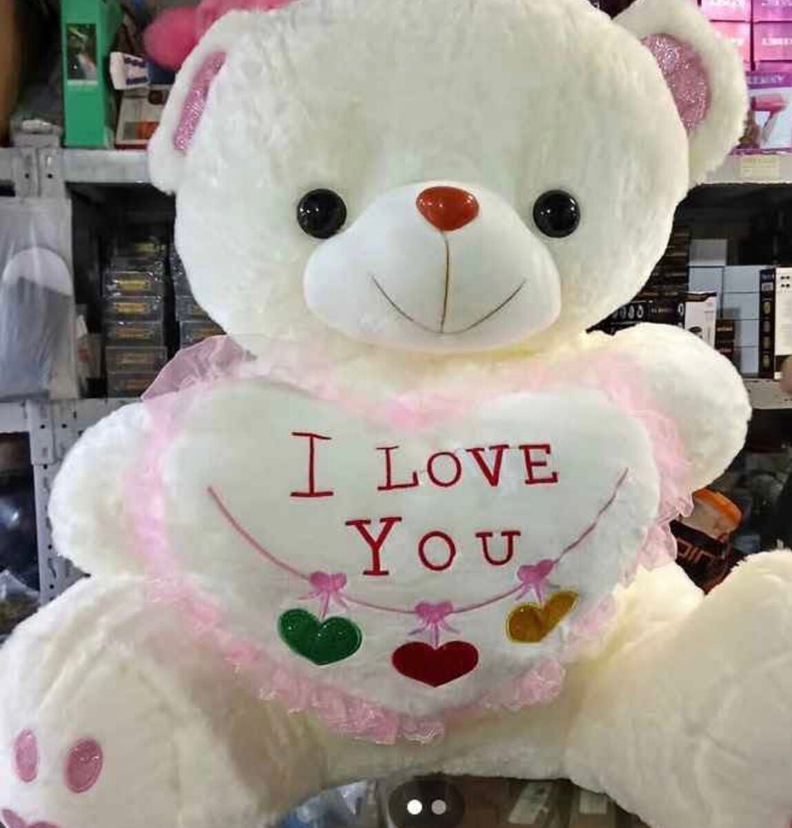 Gros ours en peluche blanc avec coeur