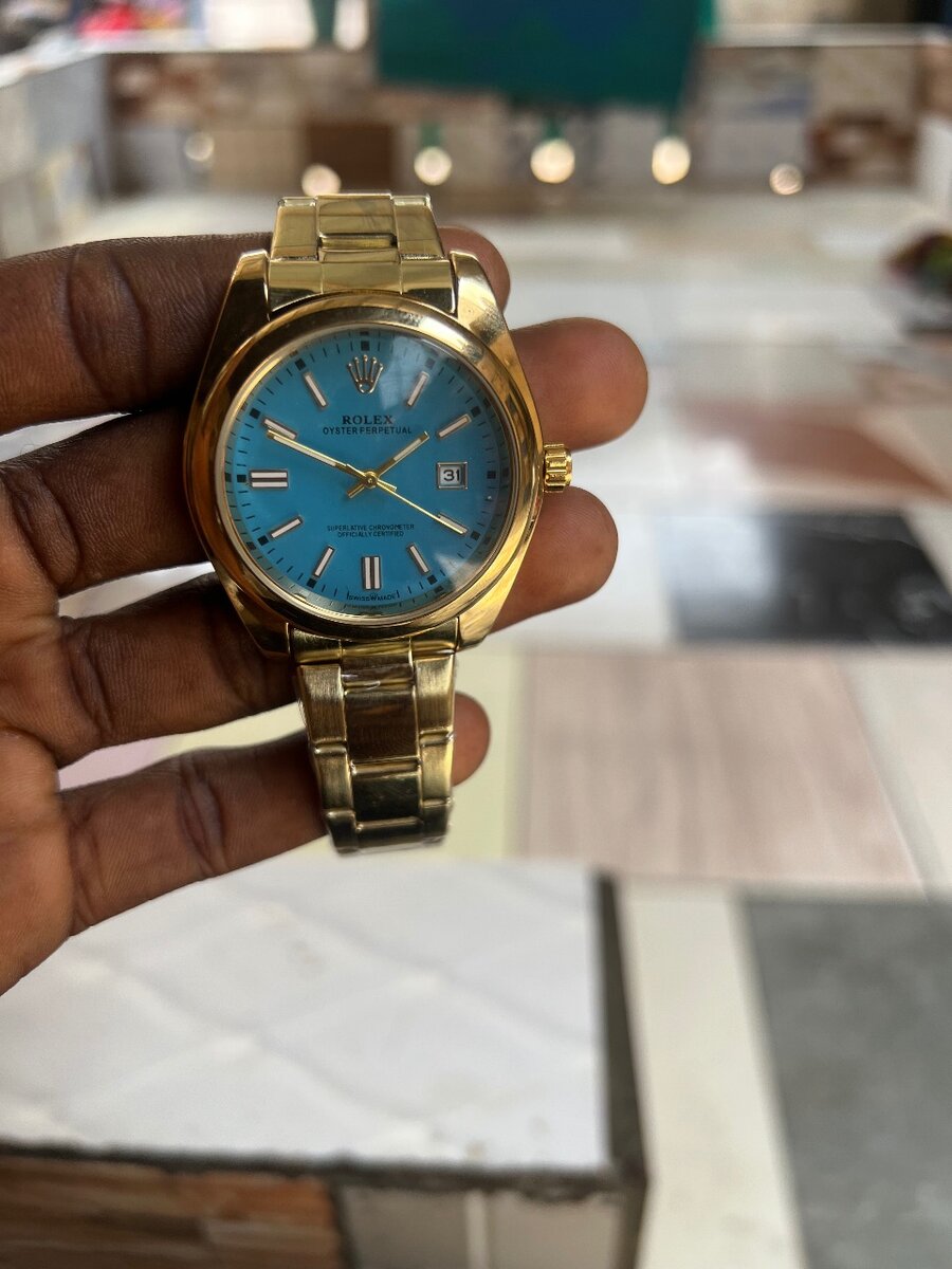 Montre en or avec cadran bleu