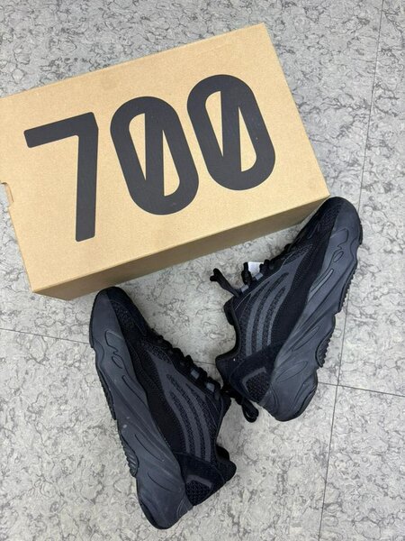 Yeezy 700 V2