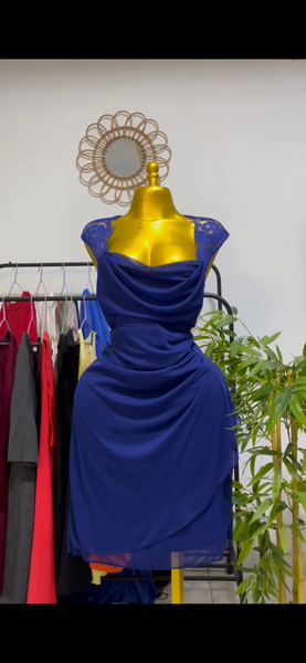 Robe élégante en dentelle bleue