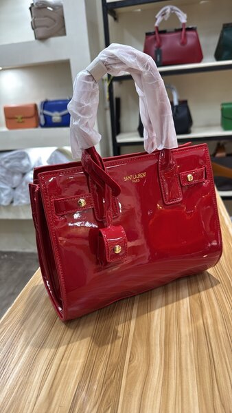 Sac à main en cuir brillant