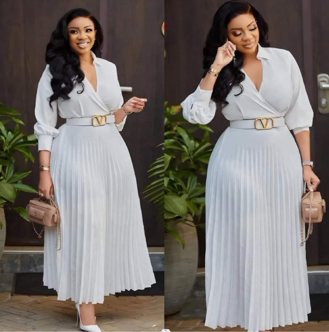 Pleated dress with belt white