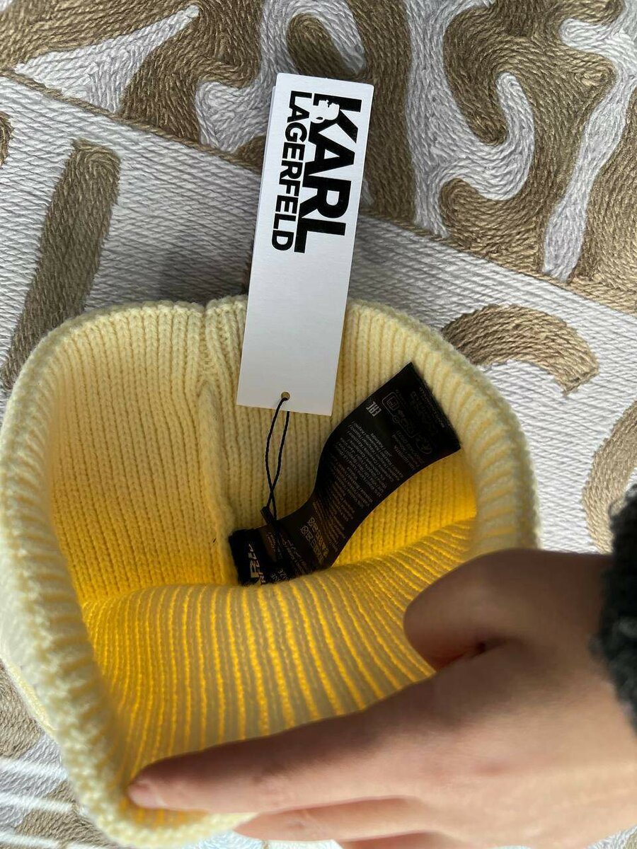 Красивая модная шапка