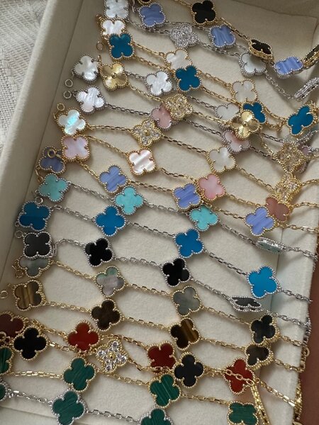 Bracelets enchaînés tréfle colorés