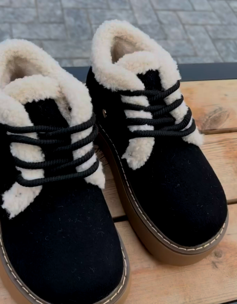 Зимние угги с шнурками – это удобная и стильная обувь для холодного времени года. Шнуровка придаёт уггам оригинальный вид и позволяет регулировать плотность посадки по ноге, добавляя индивидуальности стилю. 🤗❤️