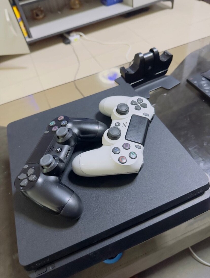 Play station 4 with 12 games including 2 original pads