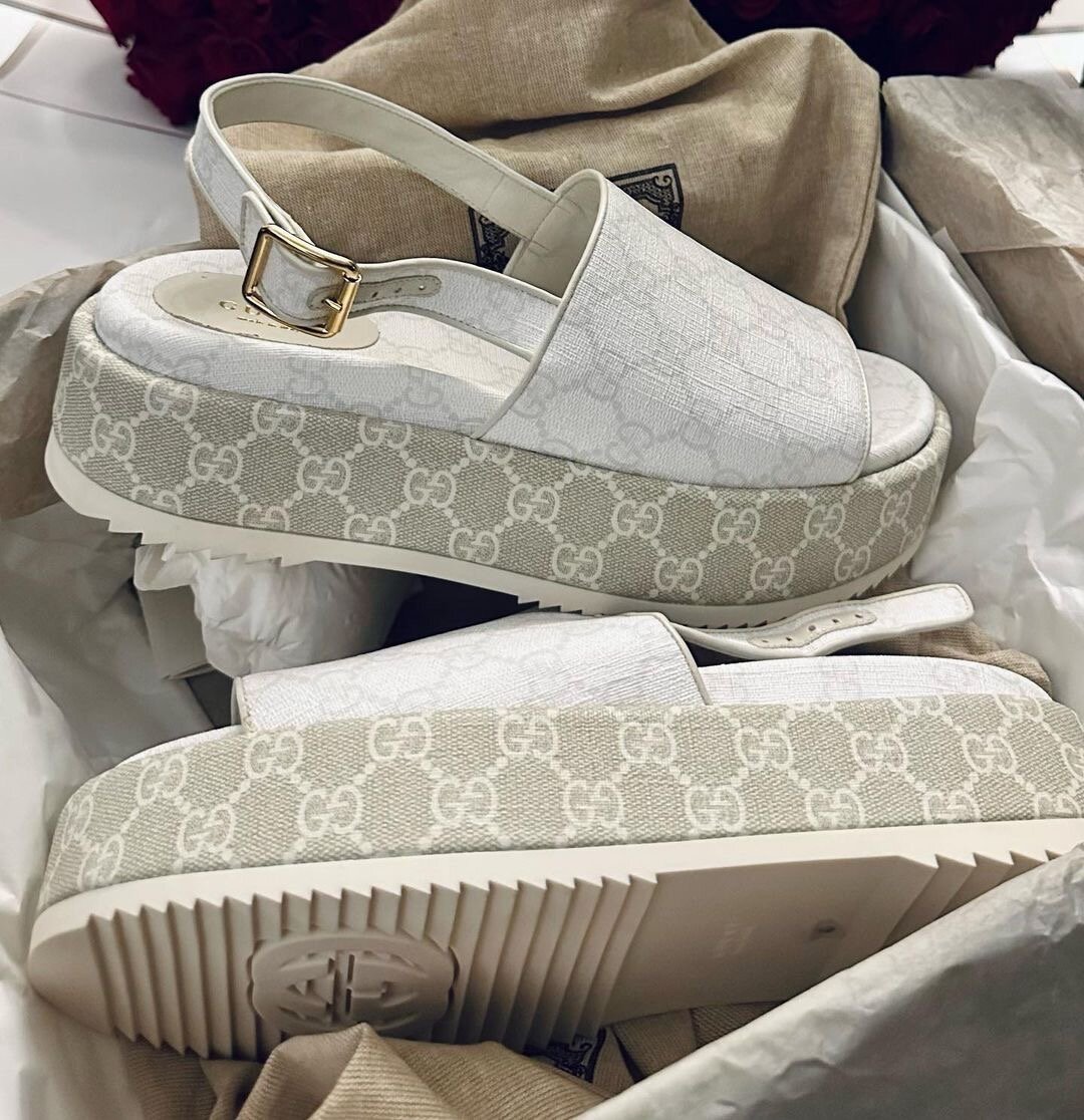 Sandales compensées chic