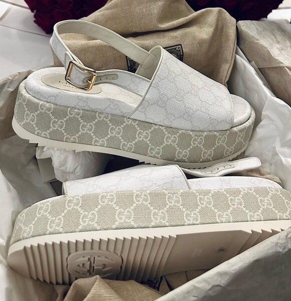 Sandales compensées chic