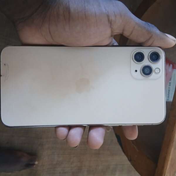 iPhone 11 pro max Or 64 giga