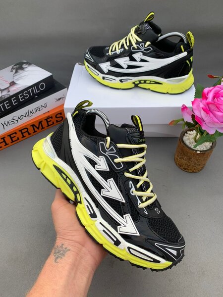 Basket de sport noir et jaune