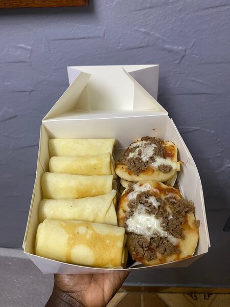 Assortiment de mini-crêpes et pizzas