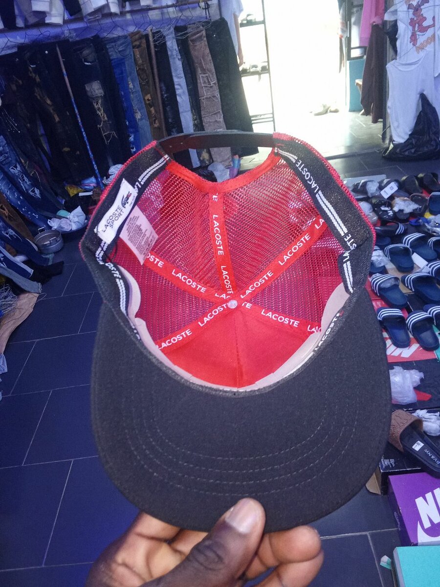 Casquette rouge avec logos brodés